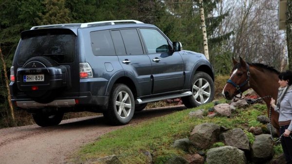 За разлика от много автомобили Mitsubishi Pajero IV няма вакуумен усилвател на спирачките. Вместо него се използва хидравлична система с електрическа помпа и хидравличен акумулатор, който поддържа необходимото налягане. И двата компонента не се отличават с особена надеждност и с времето могат да изискват скъп ремонт. Направляващите и буталата на спирачните апарати също често блокират.

Какво да се направи

При покупка трябва да се обърне специално внимание на състоянието на хидравличния акумулатор и електромотора на помпата. Помпата не трябва да работи постоянно или да се включва често без натискане на педала на спирачката. Апаратите трябва да се проверят за блокиране и неравномерно износване на накладките. За профилактика спирачната течност трябва да се сменя навреме, а при смяна на накладките направляващите да се почистват и смазват.
